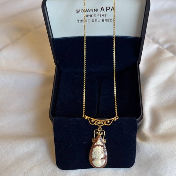 *COLLECTORS ANTIQUE CAMEO* Delicate Gold Necklace/ Oval Pendant & Ornate Setting - Picture 3 of 4